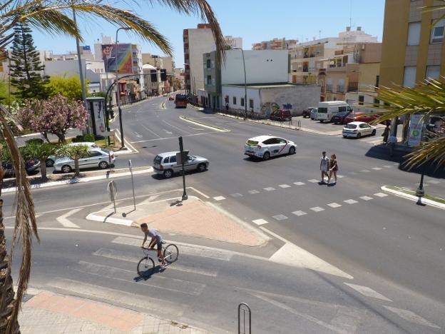 Cruce frente al pabellón de deportes Moisés Ruiz, en Almería capital. 