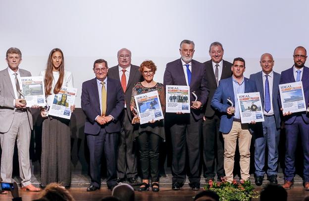 Foto de familia de los organizadores de los premios Costa Tropical junto a los galardonados. 