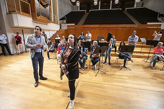 El director del Centro, José Luis Carmona (izquierda) explicó a los asistentes a la Jornada de Puertas Abiertas las características del Auditorio.