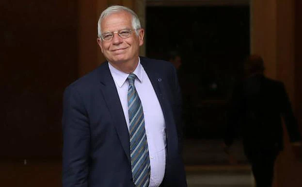 Borrell, tras recoger su cartera como ministro. 