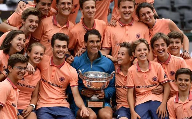 Nadal, junto a la copa de Roland Garros.