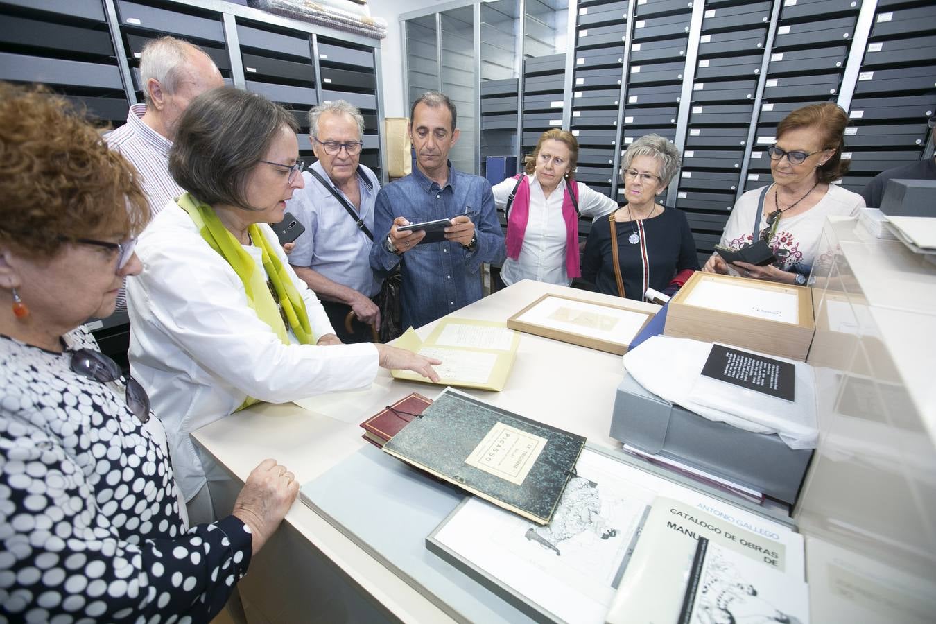 Más de un centenar de personas recorrieron ayer los más recónditos rincones del Centro, en una visita que superó el aforo previsto en origen