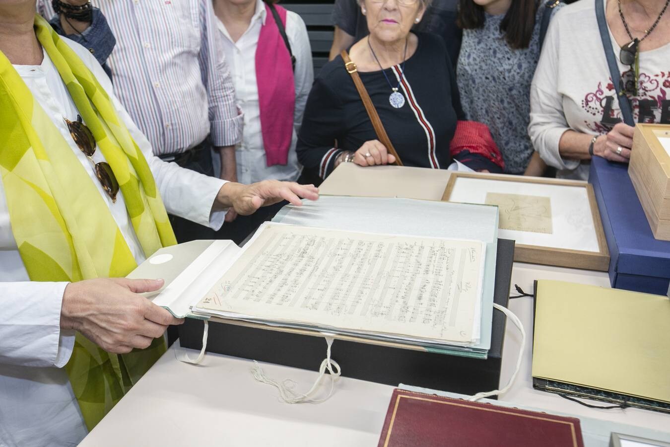 Más de un centenar de personas recorrieron ayer los más recónditos rincones del Centro, en una visita que superó el aforo previsto en origen