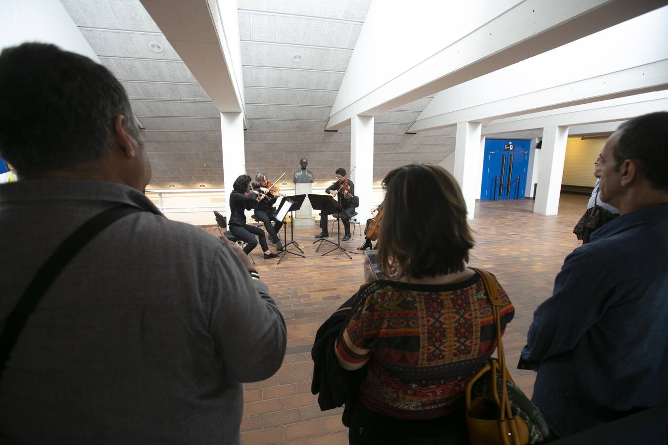 Más de un centenar de personas recorrieron ayer los más recónditos rincones del Centro, en una visita que superó el aforo previsto en origen