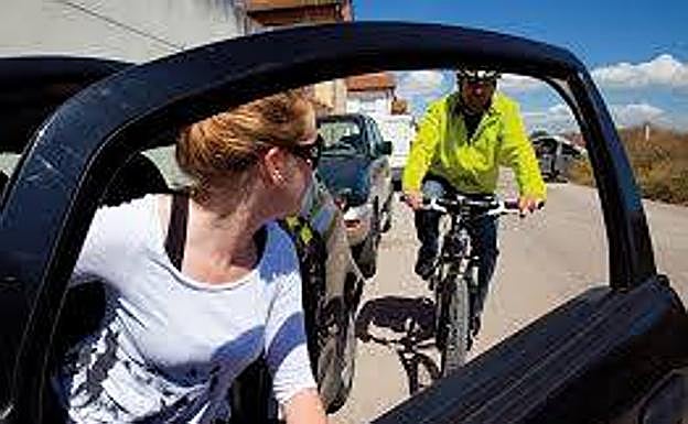 La multa de más de 200 euros que puede caerte por abrir mal la puerta del coche