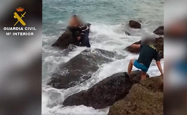El peligroso rescate de unos inmigrantes en la costa andaluza realizado por la Guardia Civil
