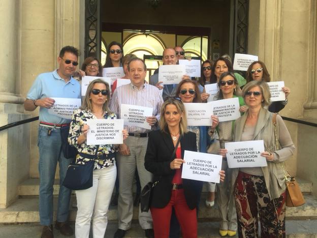 Protesta realizada ayer a las puertas de la Audiencia Provincial.