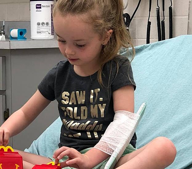 «¡Revisen a sus hijos, es más común en niños!»: la alerta de una madre por el terrible efecto de una garrapata en su hija