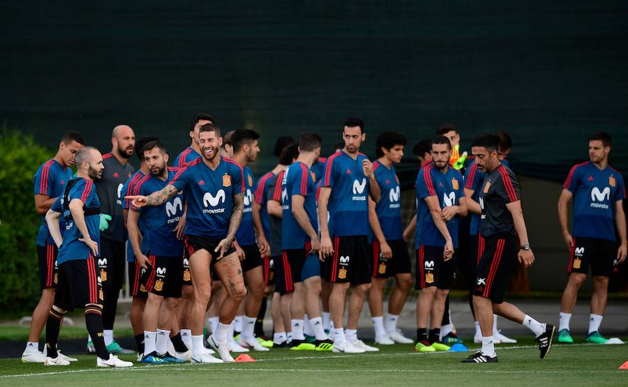 Fernando Hierro ha dirigido su primer entrenamiento como seleccionador de España, horas después de oficializarse su nombramiento en sustitución de Julen Lopetegui. 