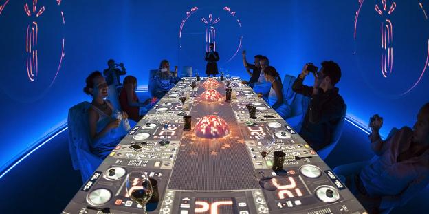 La cena, exclusiva para doce comensales, se sirve en una mesa convertida en una gran pantalla digital sobre la que se proyectan todo tipo de universos.