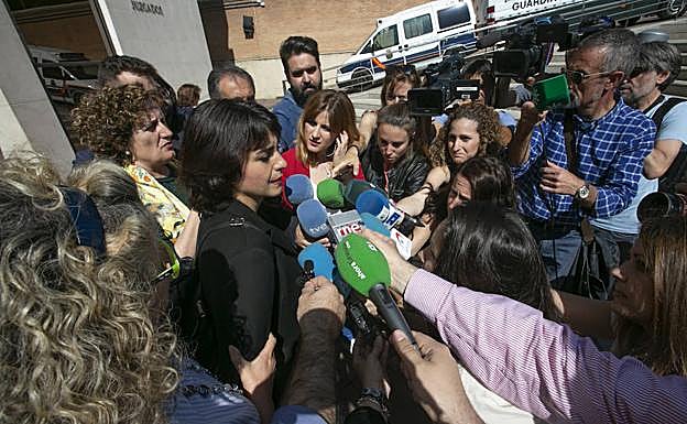 Juana Rivas a la salida de los juzgados.