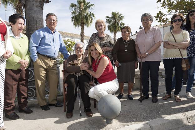 Susana Díaz, presidenta de la Junta, con algunos vecinos de Santiago de Calatrava.