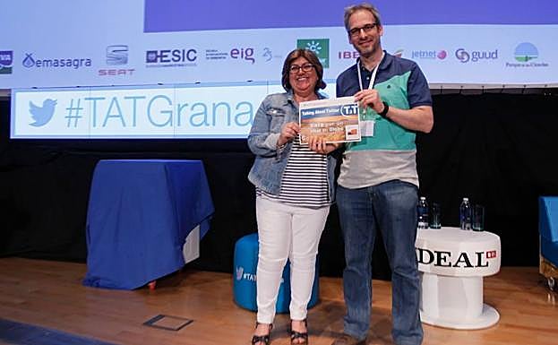 Ana Muñoz, junto al ganador del sorteo 