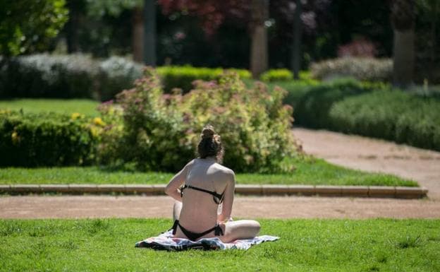 Imagen. Este pasado viernes las altas temperaturas ya permitían ponerse en bikini en Granada.