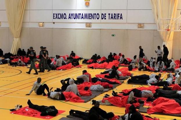 Los inmigrantes rescatados pasaron la noche en el pabellón de deportes deTarifa.