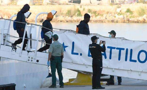 Desembarco de los inmigrantes del 'Aquarius'.