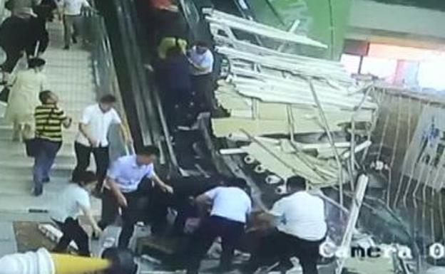 El vídeo del derrumbe de un techo que deja sepultado a decenas de personas en un centro turístico