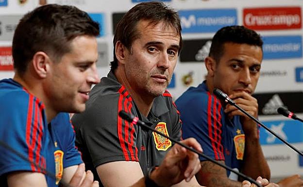 Julen Lopetegui, en el centro. 
