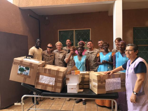 Los militares con Sor Regina en el momento de la donación.