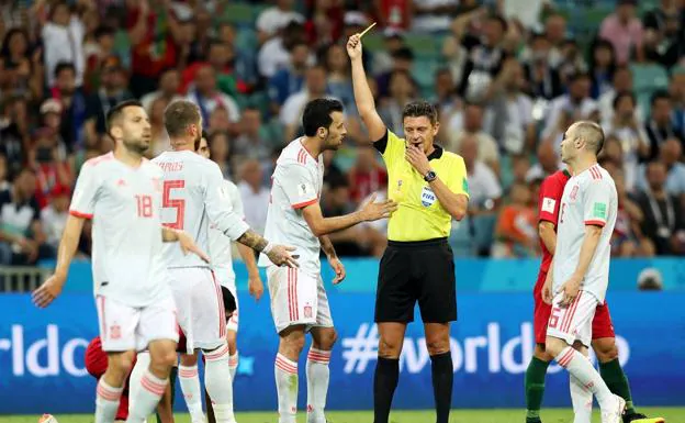 Los jugadores españoles protestan al árbitro. 