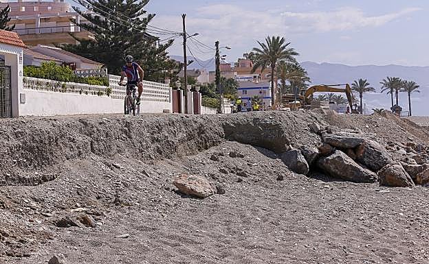 En la playa de Punta del Rincón de Castell de Ferro falta arena y las piedras han hecho su aparición. 