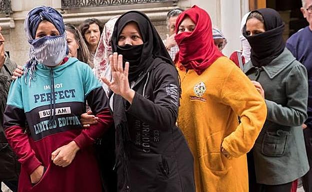 La manifestación ha contado con la presencia de las denunciantes 