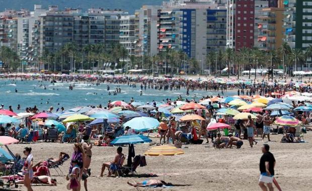 Así van a intentar robarte en la playa: cuidado con el 'timo de la pulsera'