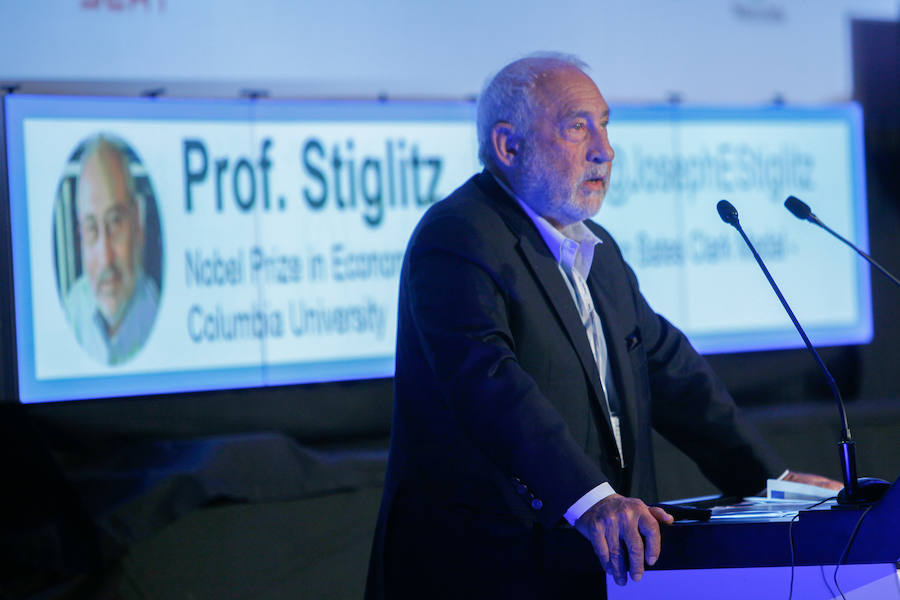 El premio Nobel de Economía en 2011 Joseph E. Stiglitz fue uno de los invitados de excepción en esta edición de Talking About Twitter. Participó en un panel de debate e intervino para hablar del peligro de la difusión de desinformación a través de las redes sociales, una práctica que considera un auténtico riesgo para la supervivencia de las democracias occidentales.