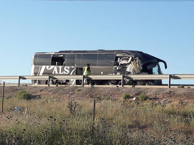 Las víctimas salieron despedidas | Viajaban en un autobús que cubría la línea entre Madrid y Granada con 34 pasajeros a bordo, más el conductor y una azafata | El autobús embistió el cajón de carga del camión desde atrás y por el lateral