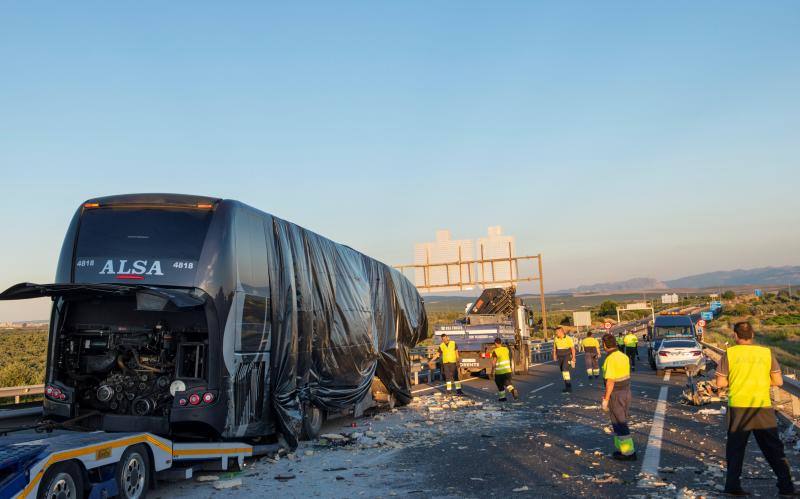 Las víctimas salieron despedidas | Viajaban en un autobús que cubría la línea entre Madrid y Granada con 34 pasajeros a bordo, más el conductor y una azafata | El autobús embistió el cajón de carga del camión desde atrás y por el lateral