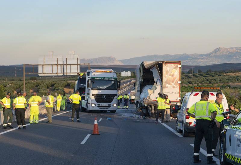 Las víctimas salieron despedidas | Viajaban en un autobús que cubría la línea entre Madrid y Granada con 34 pasajeros a bordo, más el conductor y una azafata | El autobús embistió el cajón de carga del camión desde atrás y por el lateral