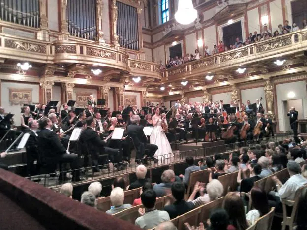 María Dueñas agradece la ovación del público tras su concierto en el Musikverein de Viena.