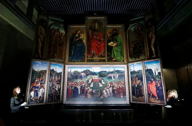 Retablo de la 'Adoración del Cordero Místico', poco después de su restauración hace dos años. :: Francois Lenoir/reuters