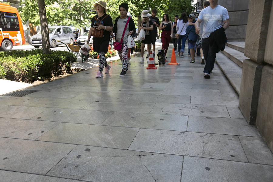 Esta actuación, habitual por estas fechas, se conoce técnicamente como abujardado y permite crear una capa dentada en el suelo que favorece la sujección