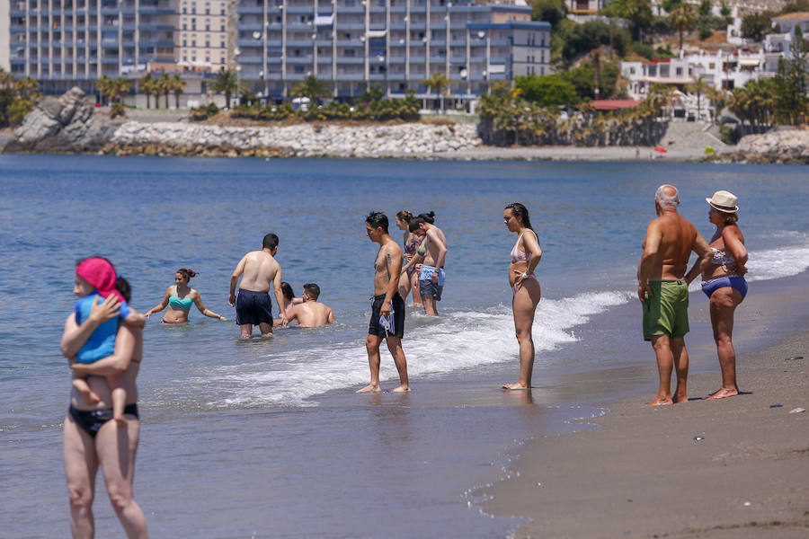 La Costa granadina se llena de 'cazadores' de medusas que ayudan a aliviar la orilla