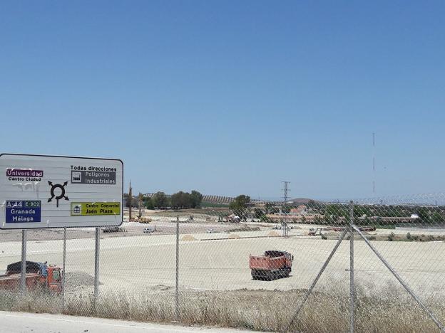 Trabajos de urbanización que ayer tenían lugar en el paraje de Las Lagunillas para construir el centro comercial Jaén Plaza.