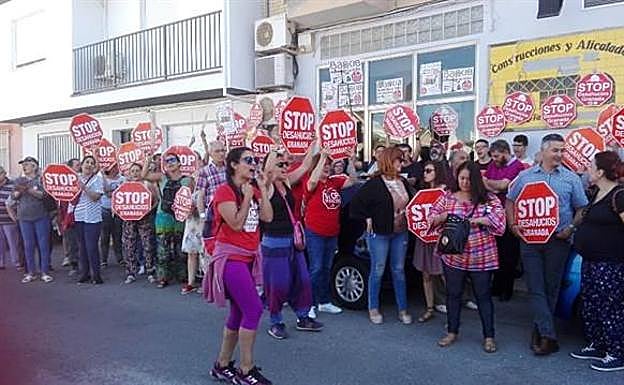 El juez suspende de forma indefinida el desahucio de una familia de un local de Peligros