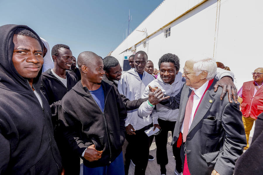 El sacerdote saluda a un grupo de inmigrantes que acababa de quedarse en libertad tras su internamiento en el centro del puerto. 