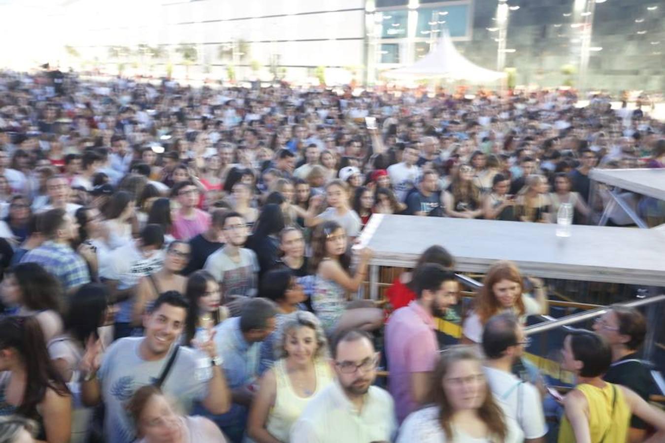 En el concierto gratuito también han participado estrellas invitadas como la granadina Rosa López y Andy y Lucas