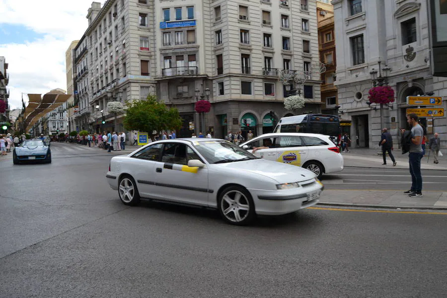 La Escudería 49.9 ofrecía a los aficionados del mundo de motor unas horas de disfrute, en especial a los más pequeños con síndrome de Down o afectados de alguna enfermedad que pudieron viajar por el centro de Granada en moto, sobre todo Harley Davidson o en coches clásicos o de competición