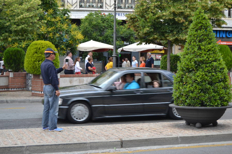 La Escudería 49.9 ofrecía a los aficionados del mundo de motor unas horas de disfrute, en especial a los más pequeños con síndrome de Down o afectados de alguna enfermedad que pudieron viajar por el centro de Granada en moto, sobre todo Harley Davidson o en coches clásicos o de competición