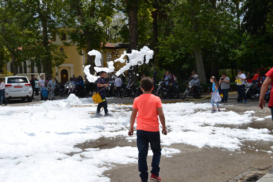 La Escudería 49.9 ofrecía a los aficionados del mundo de motor unas horas de disfrute, en especial a los más pequeños con síndrome de Down o afectados de alguna enfermedad que pudieron viajar por el centro de Granada en moto, sobre todo Harley Davidson o en coches clásicos o de competición