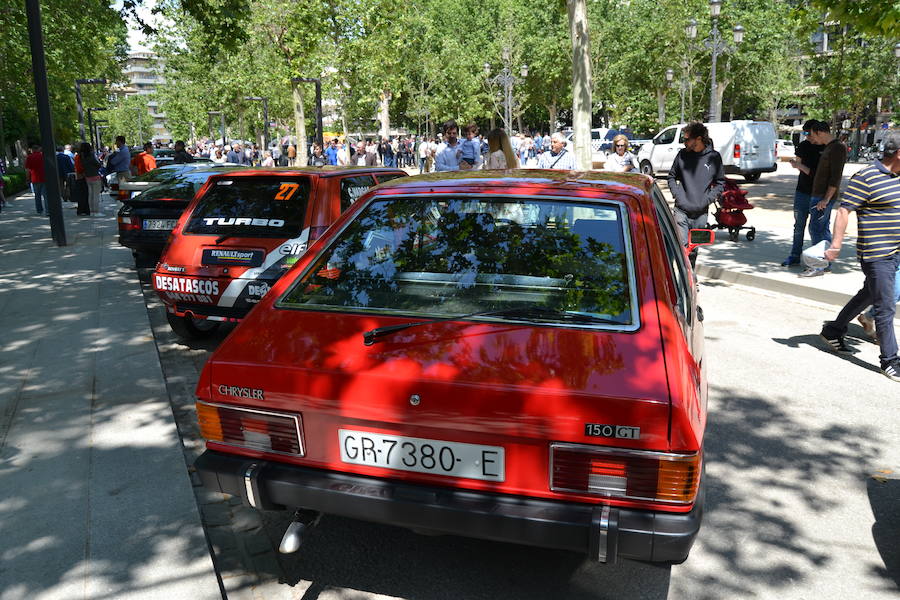 La Escudería 49.9 ofrecía a los aficionados del mundo de motor unas horas de disfrute, en especial a los más pequeños con síndrome de Down o afectados de alguna enfermedad que pudieron viajar por el centro de Granada en moto, sobre todo Harley Davidson o en coches clásicos o de competición