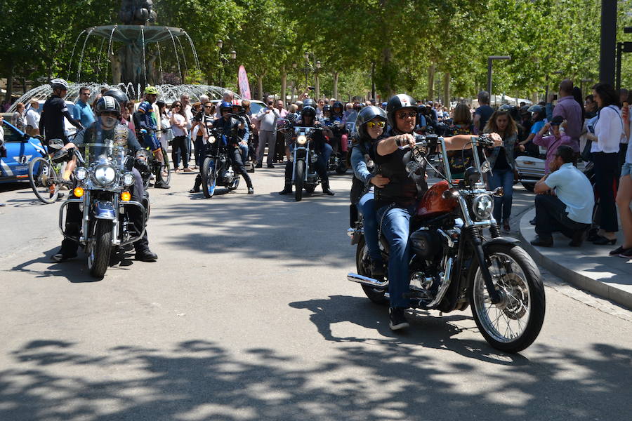 La Escudería 49.9 ofrecía a los aficionados del mundo de motor unas horas de disfrute, en especial a los más pequeños con síndrome de Down o afectados de alguna enfermedad que pudieron viajar por el centro de Granada en moto, sobre todo Harley Davidson o en coches clásicos o de competición