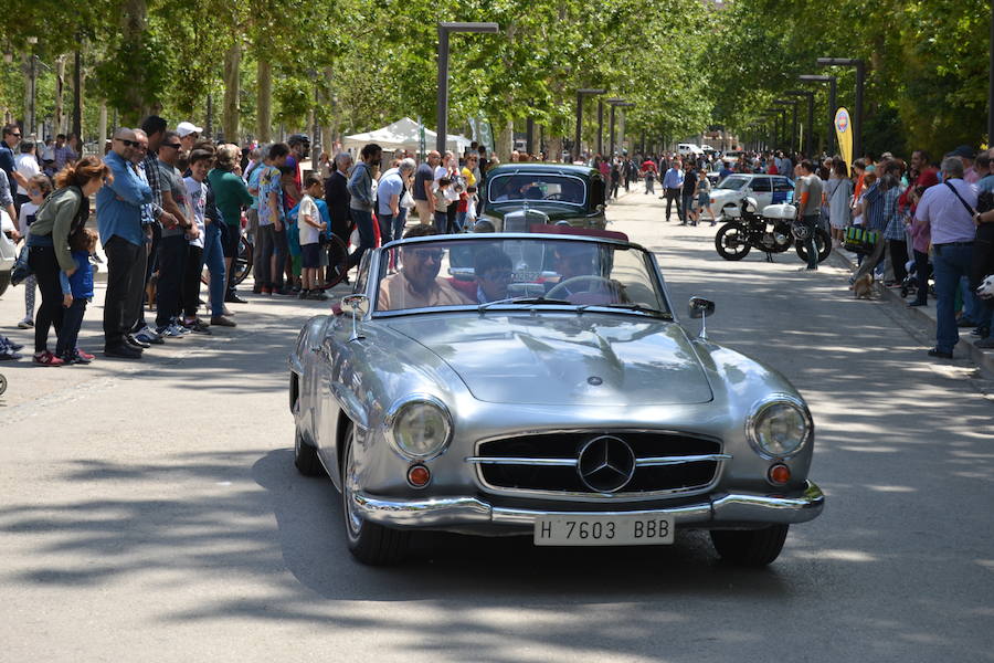 La Escudería 49.9 ofrecía a los aficionados del mundo de motor unas horas de disfrute, en especial a los más pequeños con síndrome de Down o afectados de alguna enfermedad que pudieron viajar por el centro de Granada en moto, sobre todo Harley Davidson o en coches clásicos o de competición