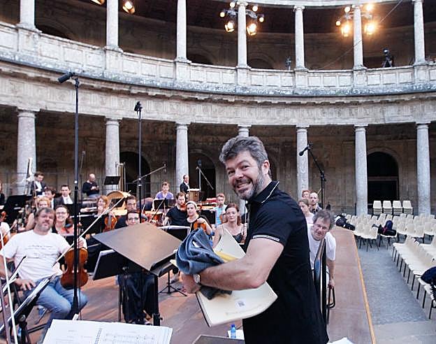 Heras-Casado, instantes antes de iniciar el ensayo con Les Siecles, la orquesta que hoy le acompañará.