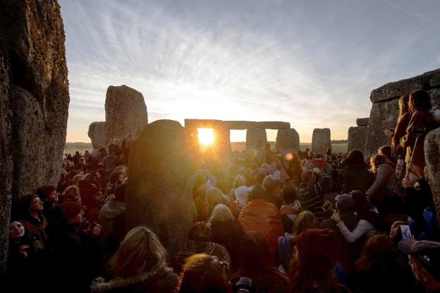 Místico. Cerca de 10.000 personas se reunieron ayer en el conjunto megalítico de Stonehenge para ver amanecer.