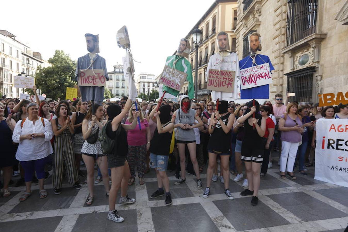 La puesta en libertad de los miembros de 'La Manada' provoca protestas en Granada, donde cientos de personas protestan contra la decisión judicial.