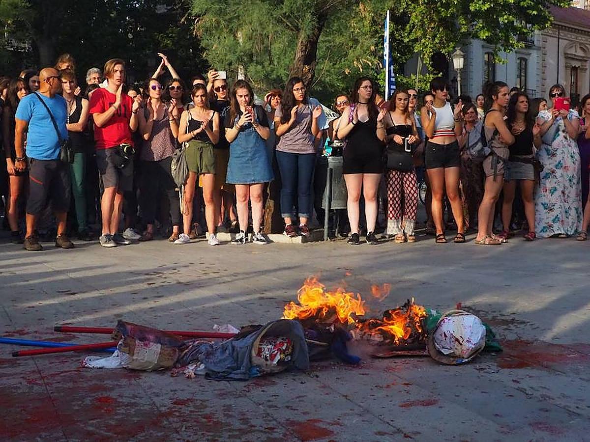 La puesta en libertad de los miembros de 'La Manada' provoca protestas en Granada, donde cientos de personas protestan contra la decisión judicial.
