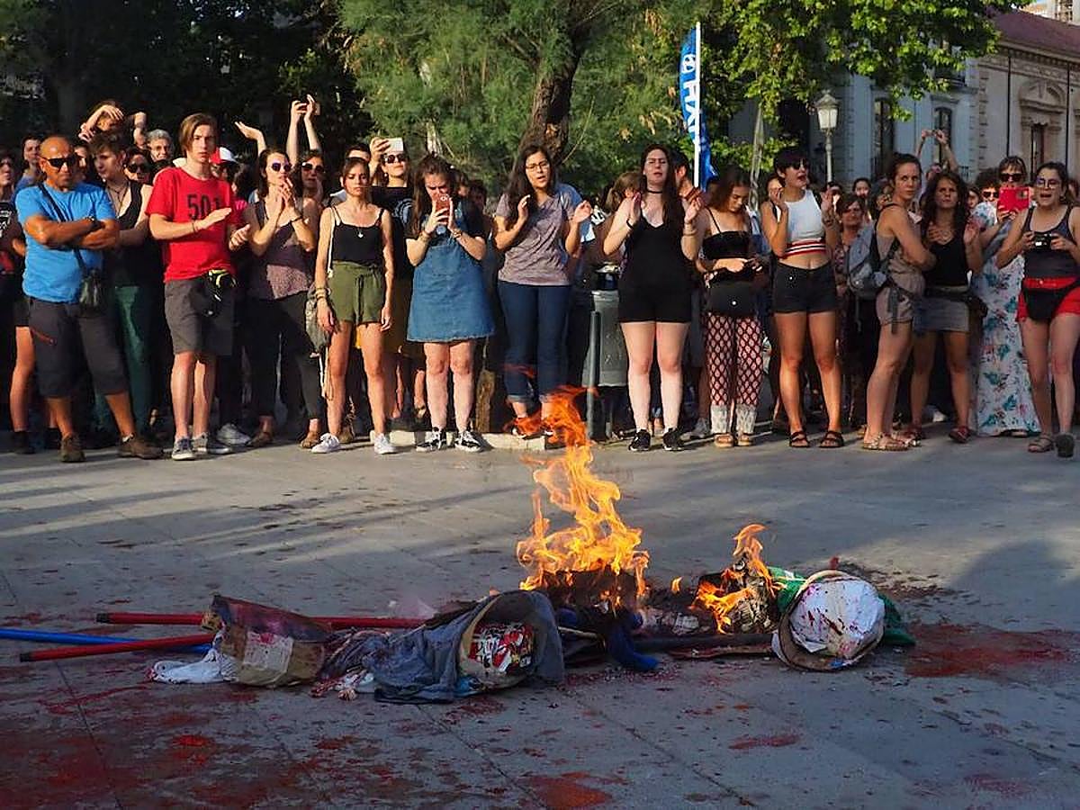 La puesta en libertad de los miembros de 'La Manada' provoca protestas en Granada, donde cientos de personas protestan contra la decisión judicial.